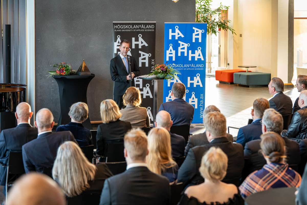 Rektor Matias Waller talar på rektorsinstallationen